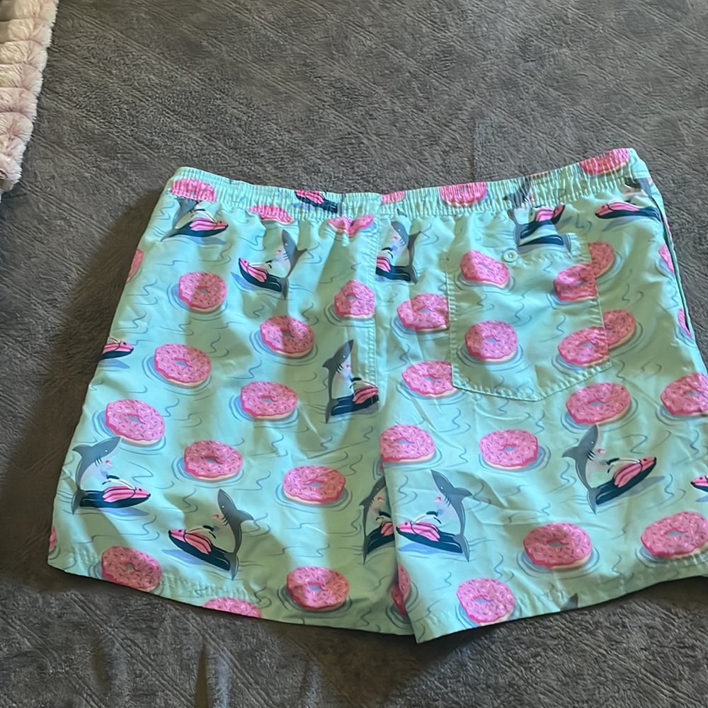 2 Pair of Mens XXL Swim Trunks with stylish patterns - Picture 3 of 8